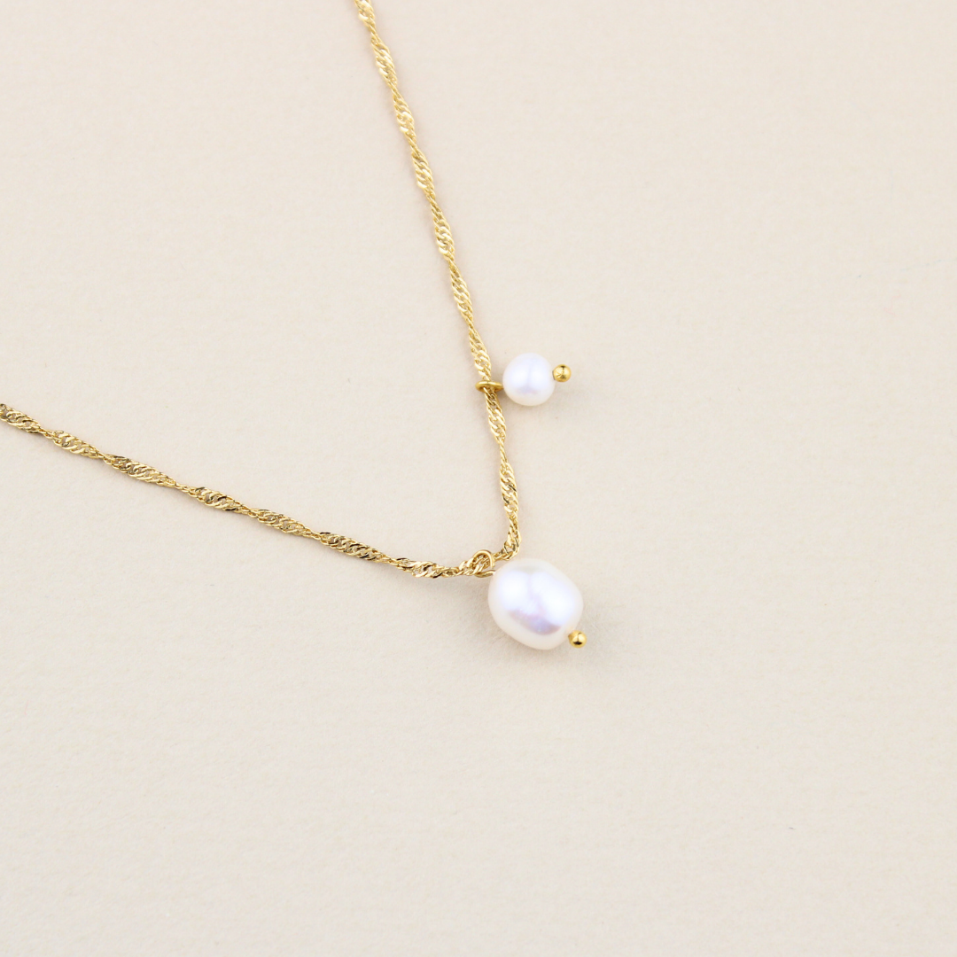 Minimal Design Tiny Pearl Necklace