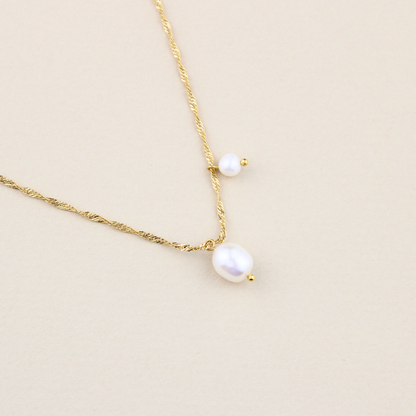 Minimal Design Tiny Pearl Necklace